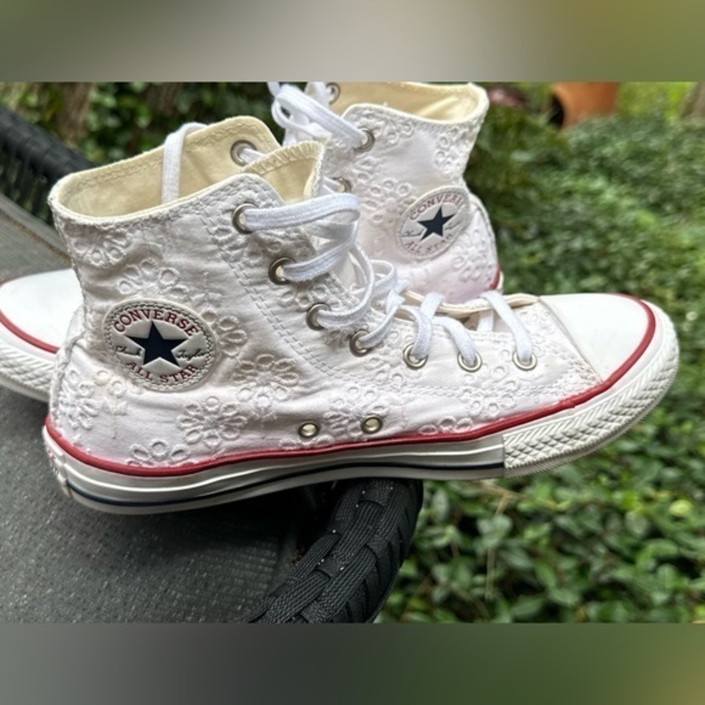 Rare Converse Women's White Eyelet Floral White Hightop Sneakers Women 7 /7.5